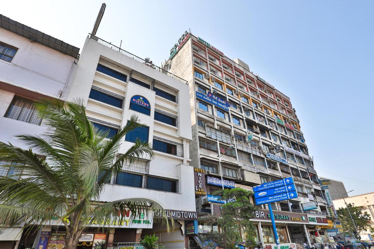 Hotel Midtown Surat Esterno foto