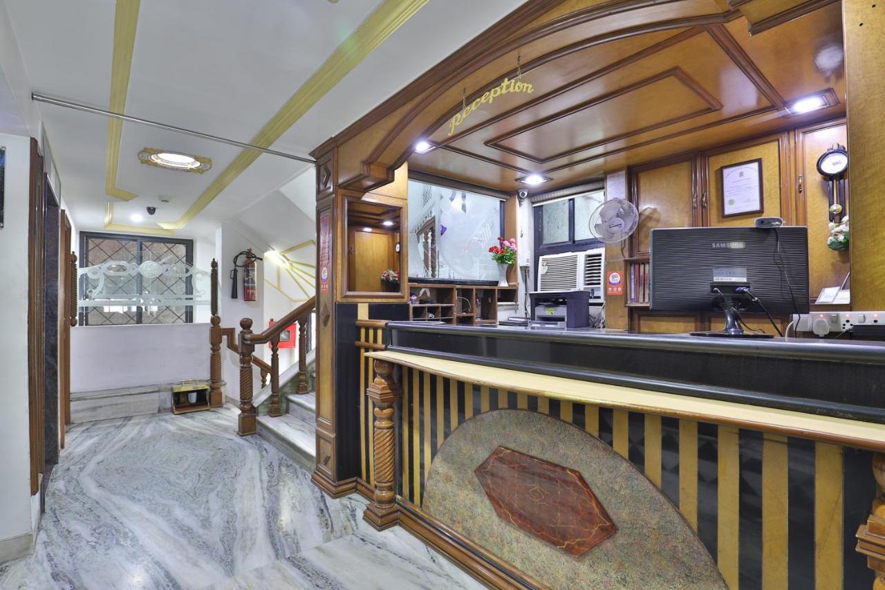 Hotel Midtown Surat Esterno foto
