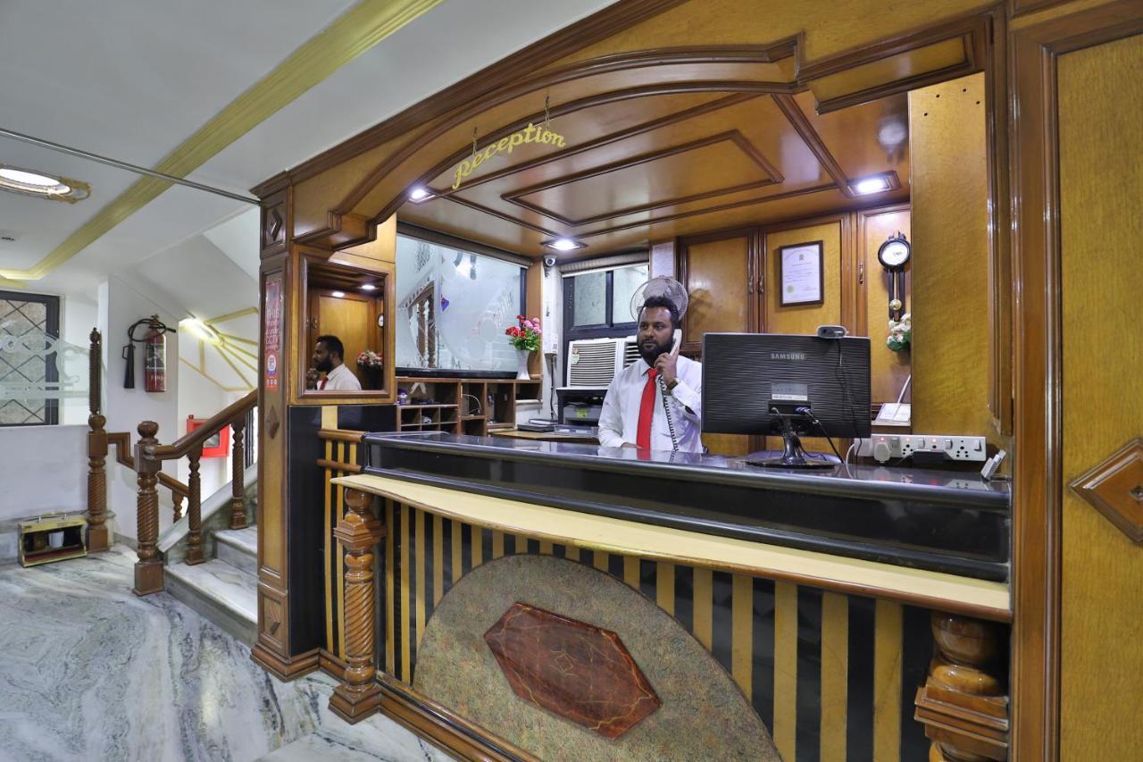 Hotel Midtown Surat Esterno foto