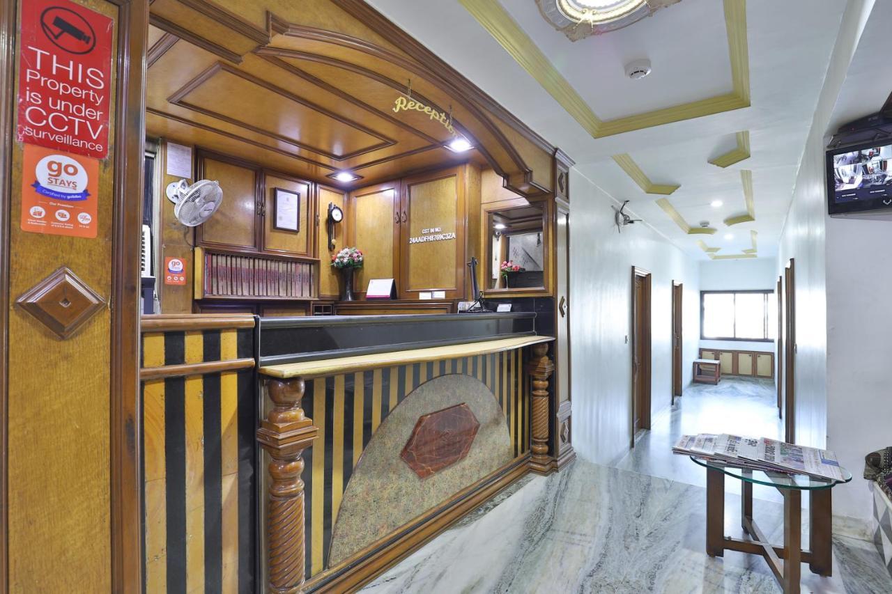 Hotel Midtown Surat Esterno foto