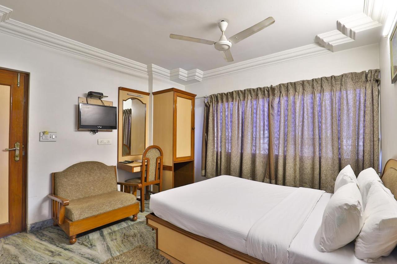Hotel Midtown Surat Esterno foto