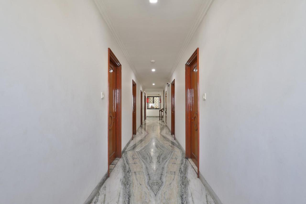 Hotel Midtown Surat Esterno foto