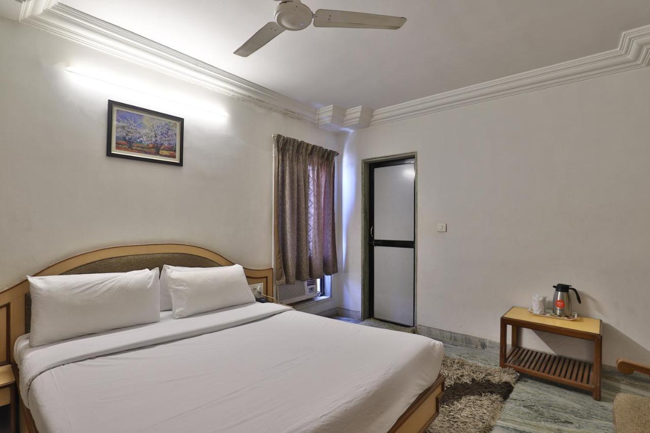 Hotel Midtown Surat Esterno foto
