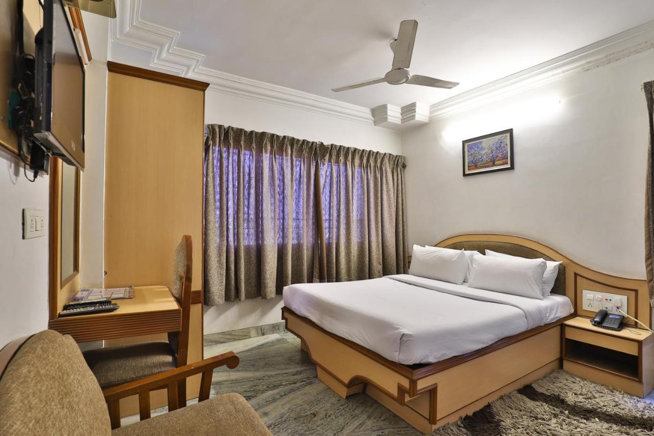 Hotel Midtown Surat Esterno foto