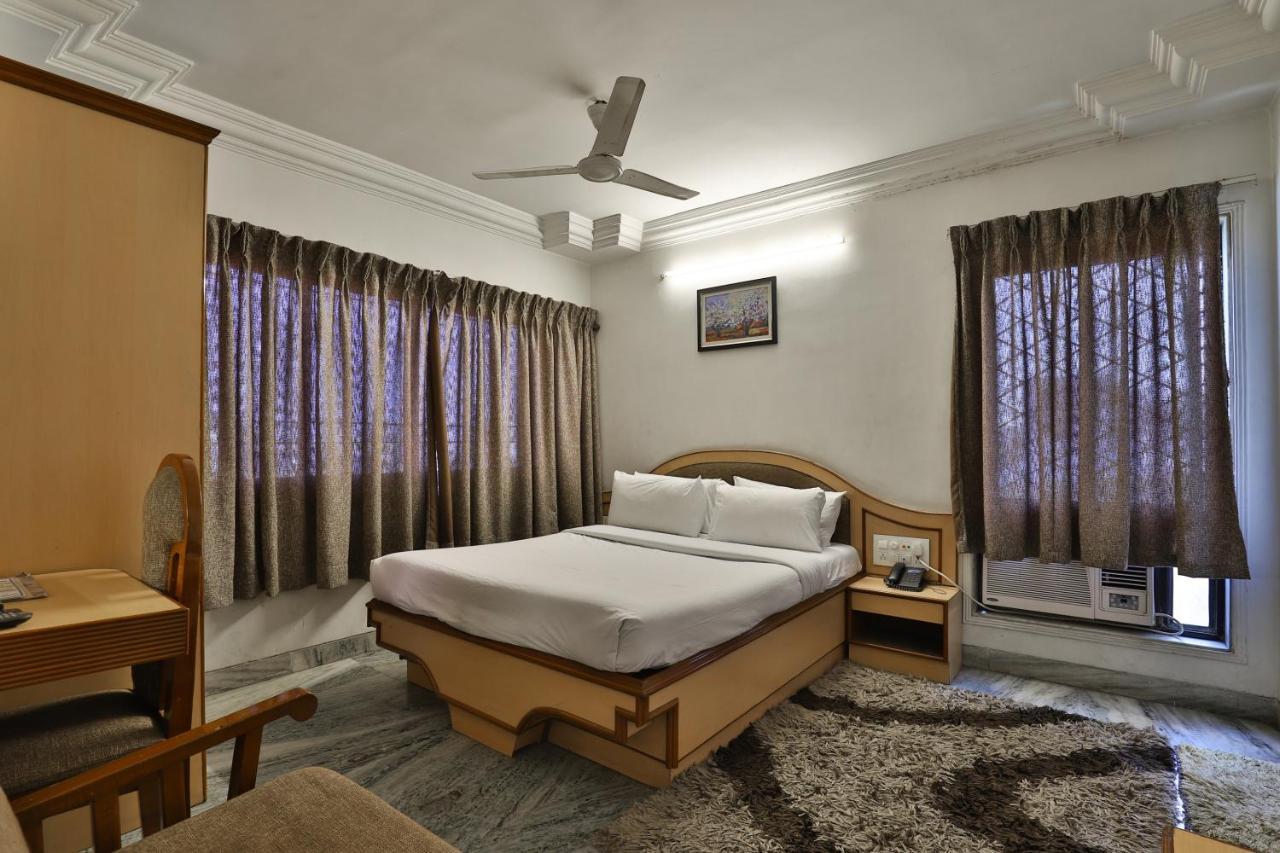 Hotel Midtown Surat Esterno foto
